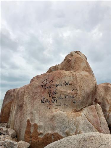 My –
vui vẻ, hoà đồng           …..