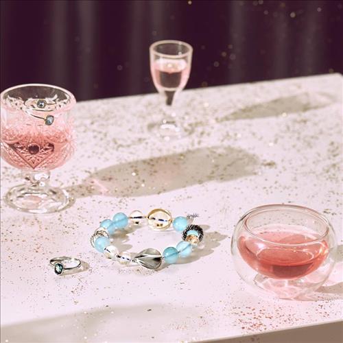 Hoàng Anh  –
…………………..          …..