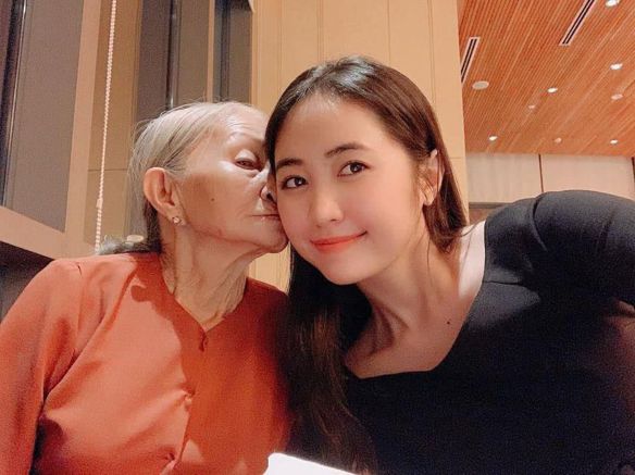 JuJu Anh – noi sau,đã ly hôn và có 1 cô …..tuôi
…