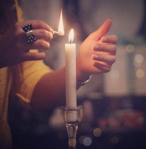 Ngọn Nến Trong Đêm –
Nhân Văn & nhân hậu         …..