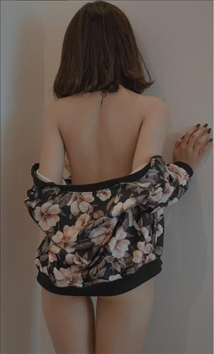 bé xinh nhỏ cô đơn –
-cần bạn tâm sự-kín tiế…..